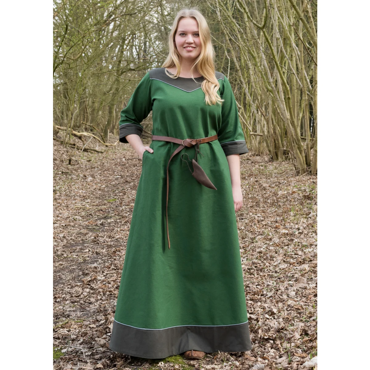 Long Viking dresses for larp and reenactment, furthermore leather belts, footwear, coats and much more