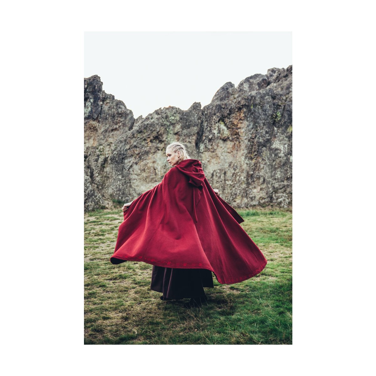 Cape médiévale en laine avec broderie rouge