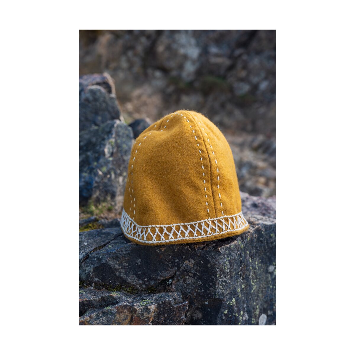 Casquette Viking en laine avec broderie jaune moutarde