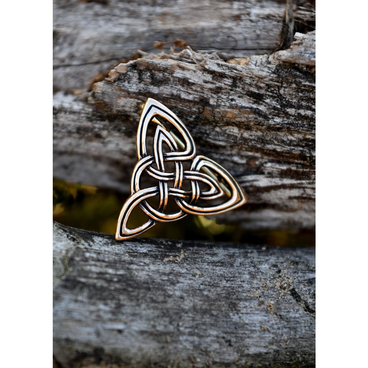 Fibule en bronze, Trinité celtique