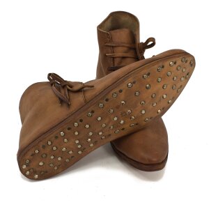 Half boots laced with hobnail double soles brown