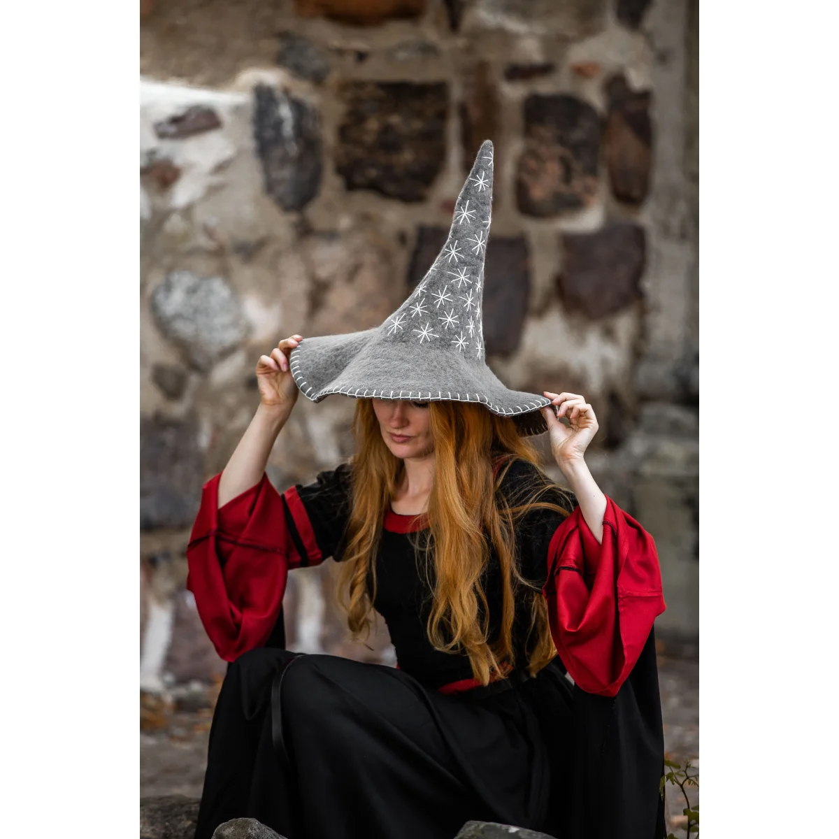 Long Viking dresses for Larp and reenactment, plus leather belts, footwear, cloaks and much more